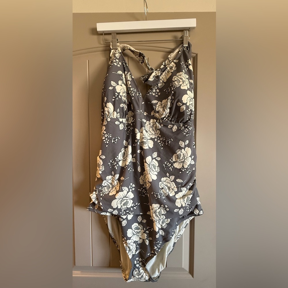 Brand New Grey & White Floral Adore Me One-Piece Swimsuit. Size 4X.